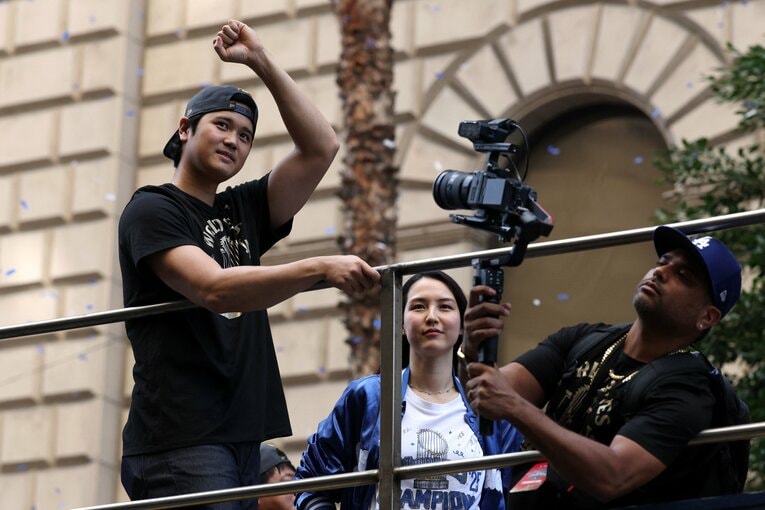 【ドジャースのテレビに映らない名場面】優勝パレードでの大谷と真美子夫人…写真はまだまだ続きます　©AP/AFLO
