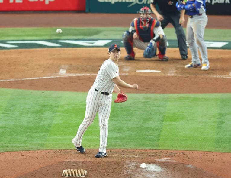 8回無死二塁、二塁への牽制球が暴投になり追加点を許す　©AFLO