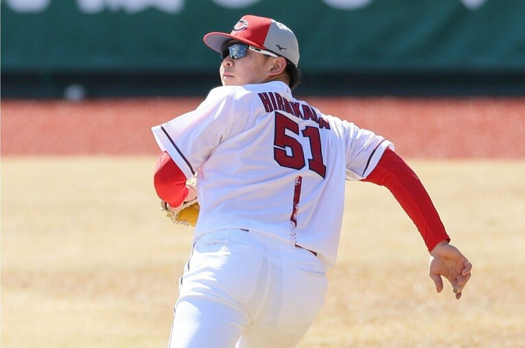 守備練習で打球を追う平川。キャンプからオープン戦にかけ非凡な能力を披露している ／ photograph by JIJI PRESS