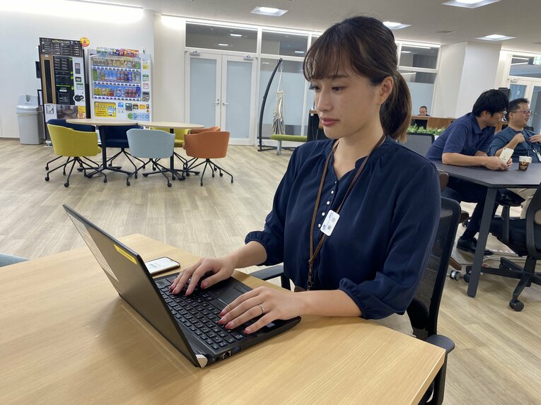 JR西日本で人事を担当する熊谷侑華さん。応援団ではチアリーダーに挑戦