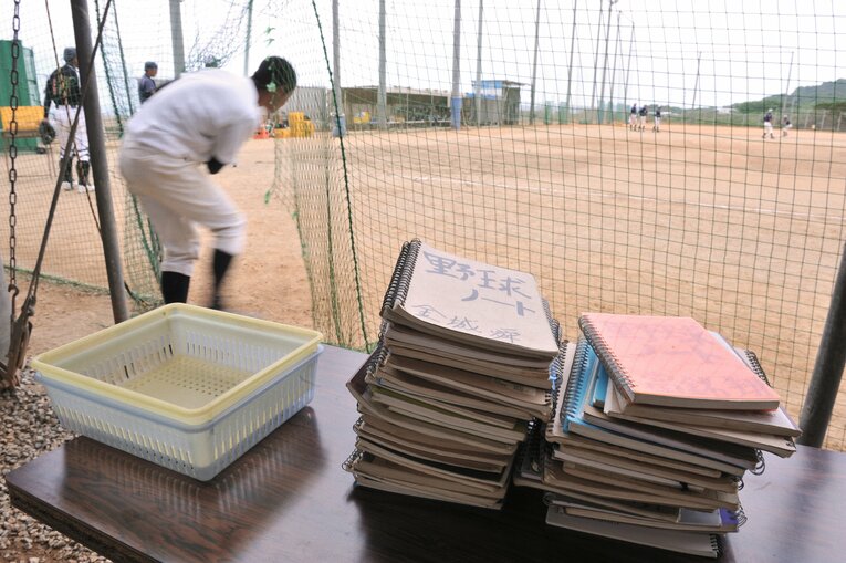 机に積まれた「野球ノート」（2009年撮影）©︎Takuya Sugiyama