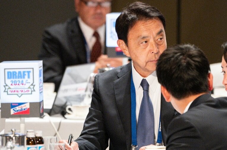 2024年ドラフト会議で、ヤクルト・小川淳司GM ／ photograph by Yuki Suenaga