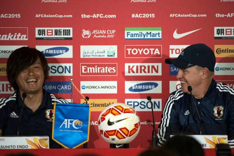 2015年のアジア杯、遠藤保仁とアギーレ監督　©Takuya Sugiyama