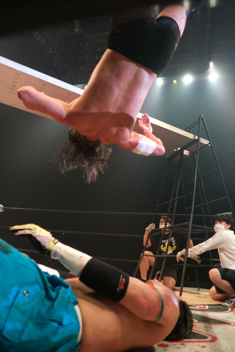 超高角度のスワントーン・ボムが宮本を襲った（クリックすると「この記事の写真」にとびます。流血等の過激な写真を含みますのでご注意ください）　©Norihiro Hashimoto