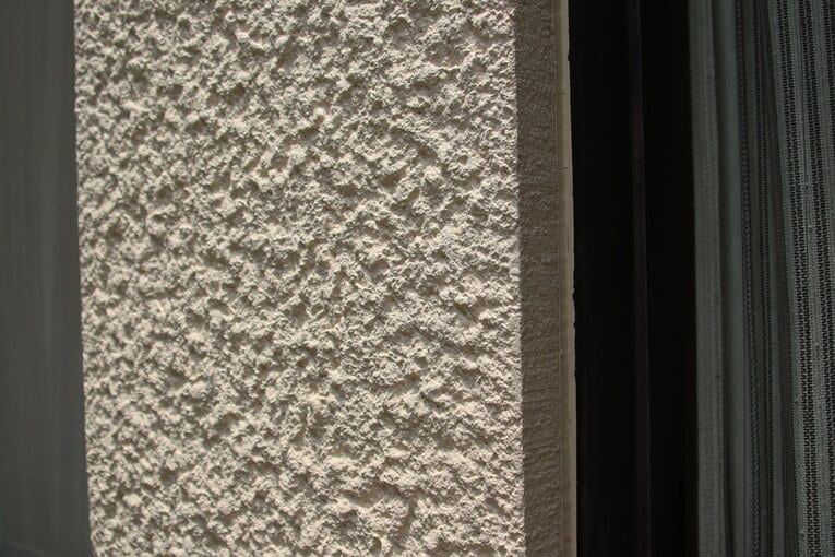 ツツキ仕上げの外壁　©Kou Hiroo