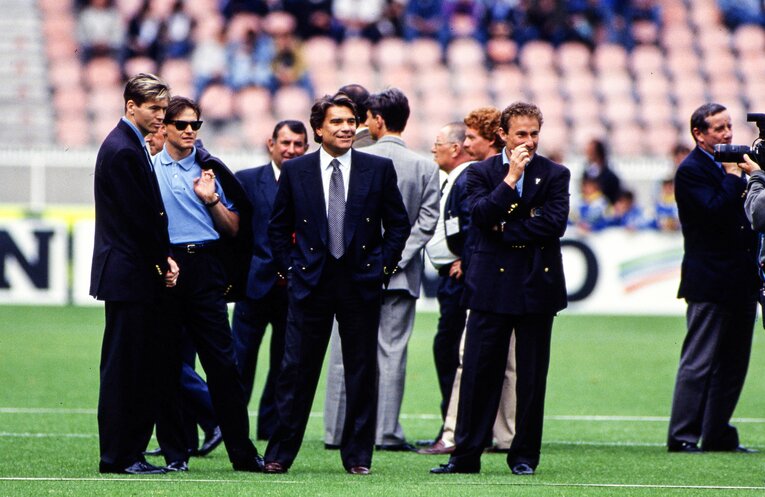 ストイコビッチ（左から2人目）やパパン（右端）らを擁した当時のマルセイユ。タピ会長（中央）の野望にあふれたクラブだった©Getty Images