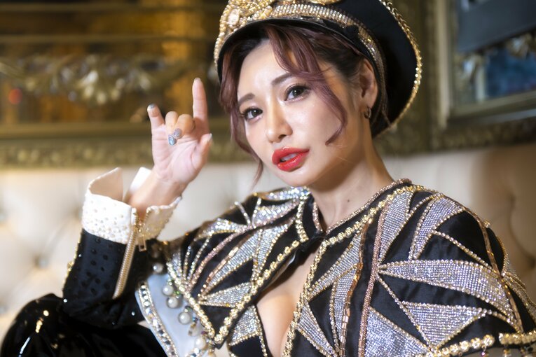 圧倒的な歌唱力で存在感を放ち、バーレスク東京のリーダーも務めるMiiさん