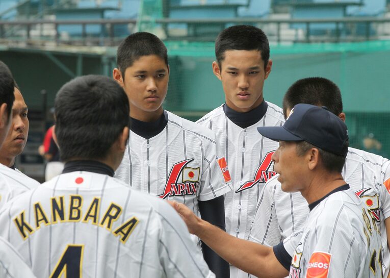 小倉監督の話を聞く大谷と藤浪　©SPORTS NIPPON/JIJI PRESS