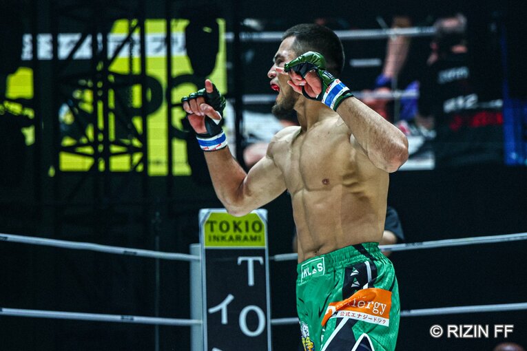 わずか62秒でクレベルをKOし、新王者となったシェイドゥラエフ　©RIZIN FF