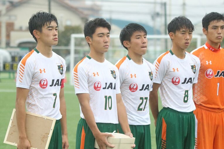 悔しい表情で表彰式に臨むセカンドチーム ／ photograph by Takahito Ando