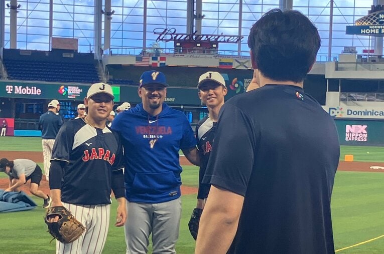 公式練習でのひとコマ。バファローズのチームメート、宮城と曽谷を見つけたマチャドはすぐに駆け寄って記念撮影。終始ニコニコでマイアミでの再会を喜んでいた　©NumberWeb