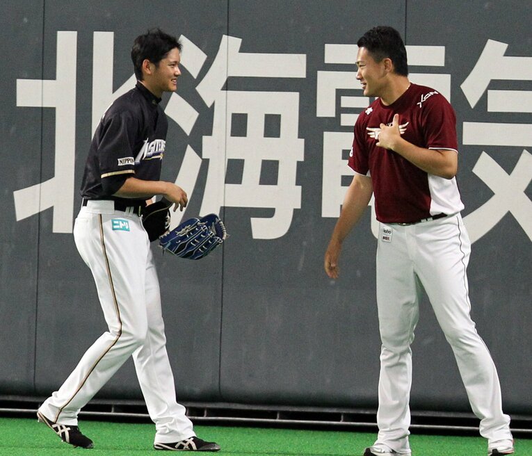 2013年8月、試合前練習で、楽天・田中将大に挨拶する1年目の大谷　©Sankei Shimbun