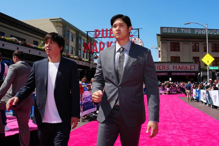 レッドカーペットを歩く水原一平通訳と大谷　©Getty Images