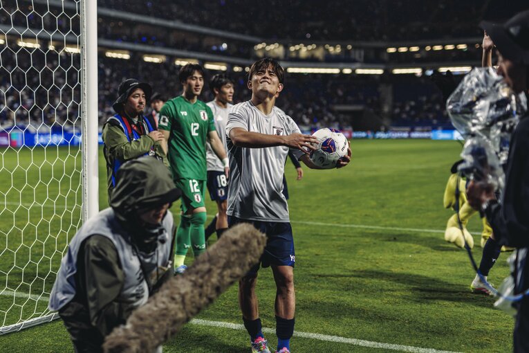 【じつは意外とオチャメな鎌田＆久保フォト】ファンにボールをエイッとな（2枚中の1枚目）　©Kiichi Matsumoto