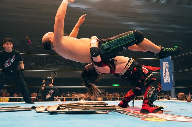 公約通り、オーカーンをジャーマンスープレックスで投げる鈴季すず　©Essei Hara