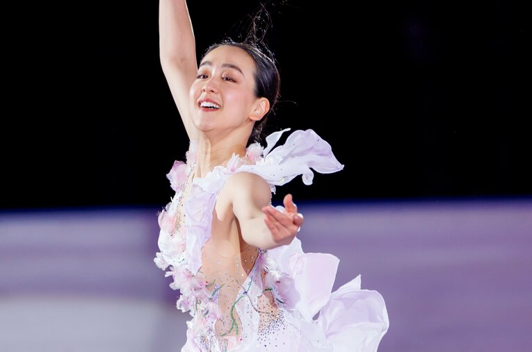 オープニングセレモニーでは、ソロにキッズスケーターたちも交えた新プログラム「ブライトフューチャー」を披露 ／ photograph by Kiichi Matsumoto