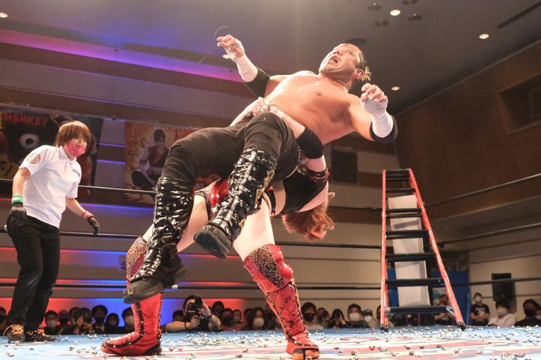 「いつか、傷だらけの背中でウェディングドレスを」 18歳の女子レスラー・鈴季すずが大流血を「嬉しい」と語る理由(41)