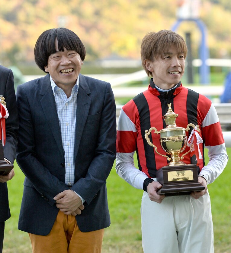 競馬を愛する蛍原さん。写真は2017年福島記念でプレゼンターを務めたとき。右は松岡正海騎手　©Sankei Shimbun