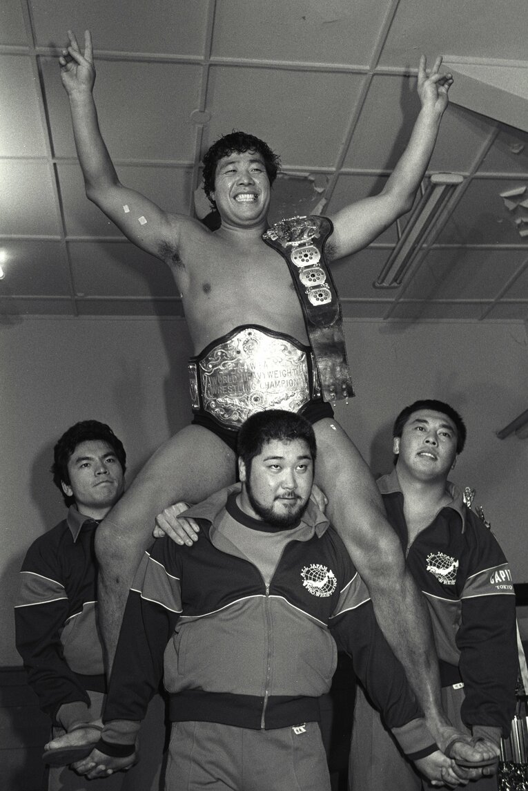 1984年2月23日、日本人初のAWA世界ヘビー級王者になった鶴田。三沢光晴、ターザン後藤、川田利明の姿も