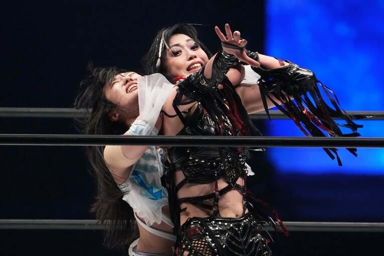 上谷沙弥をスリーパーホールドに捕らえた玖麗さやか　©Masashi Hara