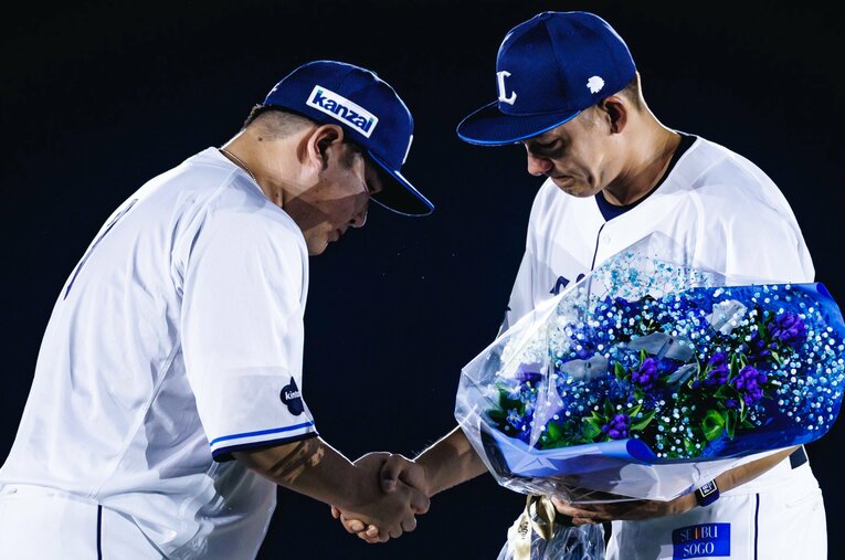 引退セレモニーで中村剛也（左）と握手する栗山巧 ／ photograph by Kiichi Matsumoto