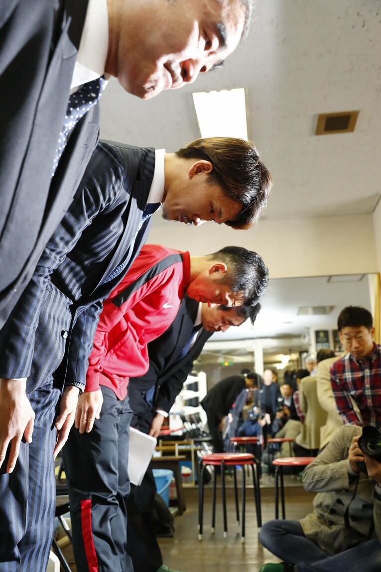 ドーピング問題で記者会見を開き、深々と頭を下げる尾川　©KYODO