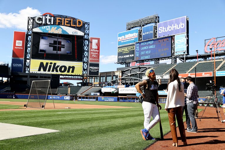 6月7日から、試合前に限りグラウンドに降りての対面取材が許可されている　©Getty Images
