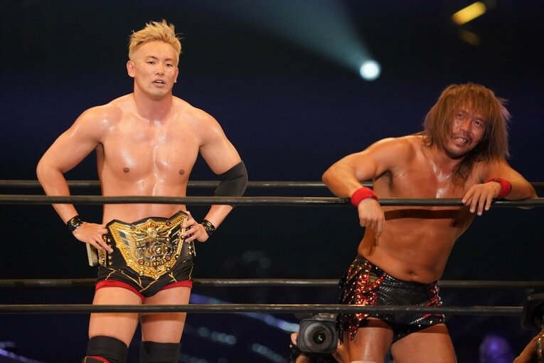 敗れた内藤と、それを見つめるオカダ