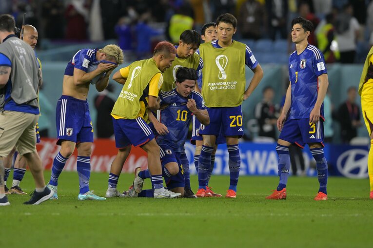 PKの1人目で失敗した南野に選手たちが駆け寄る　©Koki Nagahama/JMPA