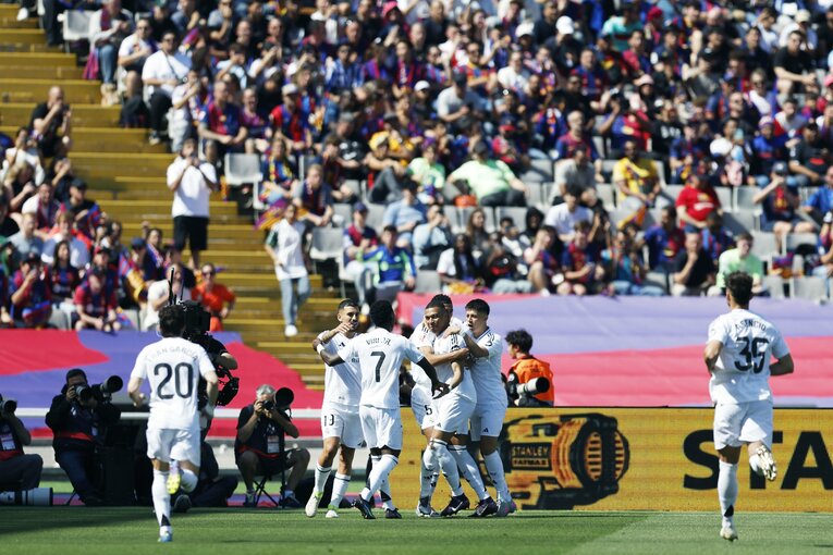 「日本代表戦で解任された監督」がバルサ再建…才能覚醒ヤマル17歳に引退撤回ベテランGKの涙「失点が多くて危うい」のにマドリー撃破2冠のナゼ(12)