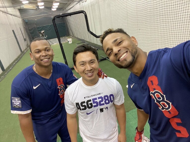 レッドソックスのラファエル・デバース（左）、ザンダー・ボガーツ（右）と佐野さん（本人提供）