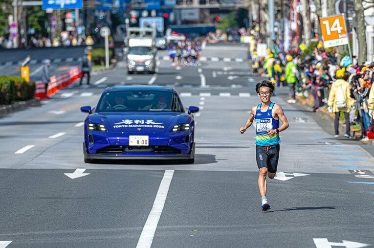 レース序盤に抜け出した選手を追走するポルシェの「タイカン」　©東京マラソン財団 ／ photograph by Takuya Sugiyama