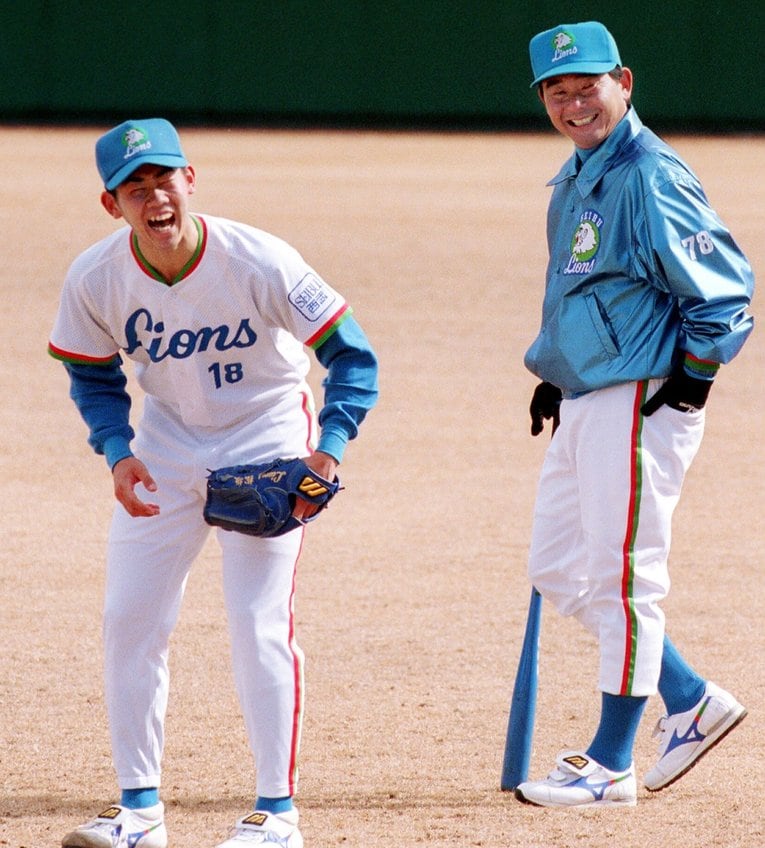 練習中、東尾監督との1枚　©Sankei Shimbun