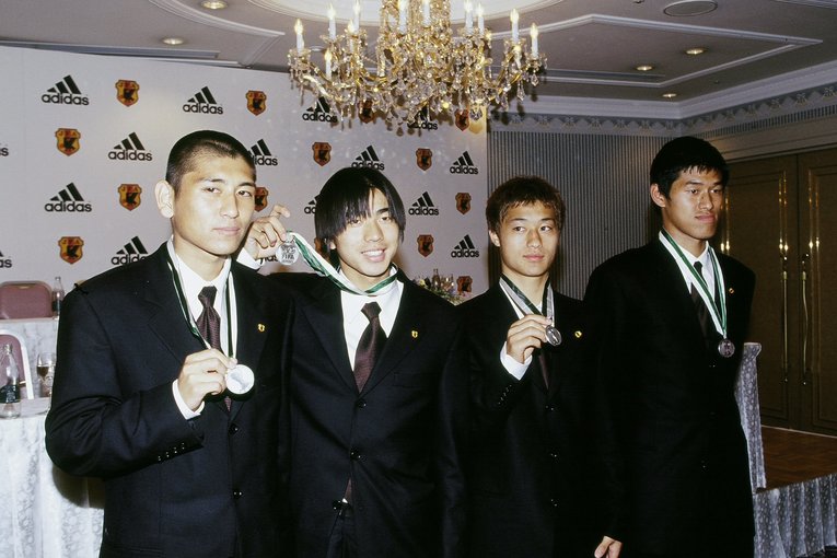 1999年ワールドユースから帰国した鹿島アントラーズの同期4人。（左から）中田浩二、本山雅志、小笠原満男、曽ヶ端準　©︎AFLO