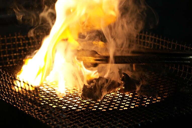 炎に包まれて焼き上がる名物のコロ焼き