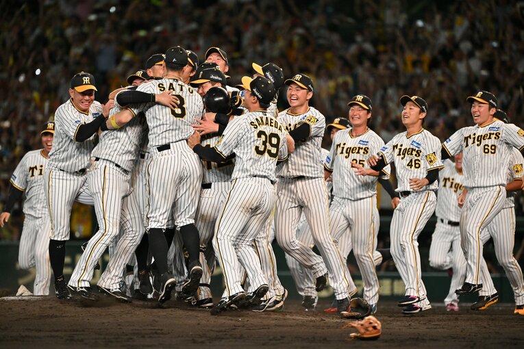 ベンチの後発組と合流（優勝決定の瞬間5/14）　©Hideki Sugiyama