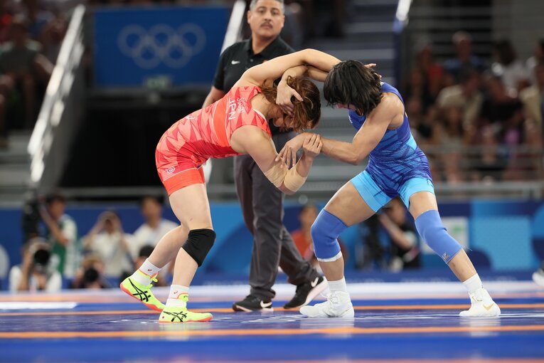 レスリング女子50kg級1回戦、須崎優衣vs.ビネシュ・フォガト　©Kaoru Watanabe/JMPA