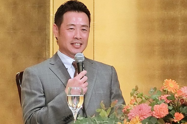 10月21日に引退記者会見に臨んだ巨人・亀井善行。時折、笑顔も見せた ／ photograph by JIJI PRESS