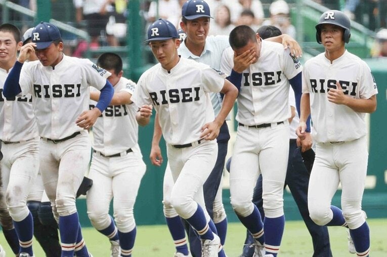 前年度優勝校の仙台育英に敗れ、肩を落とす履正社ナイン ／ photograph by JIJI PRESS