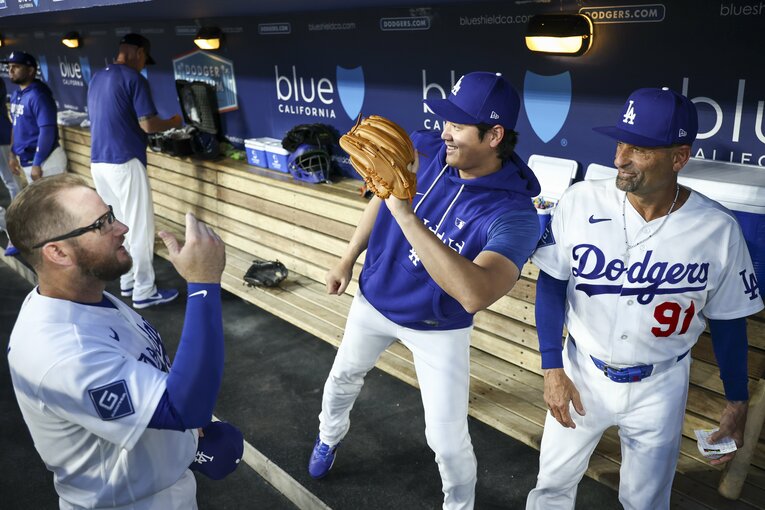 大谷がスイングで苦悶の表情＆ベンチでは明るく…テレビに映らないドジャースの光景を見る（写真は右に続きます）　©Getty Images