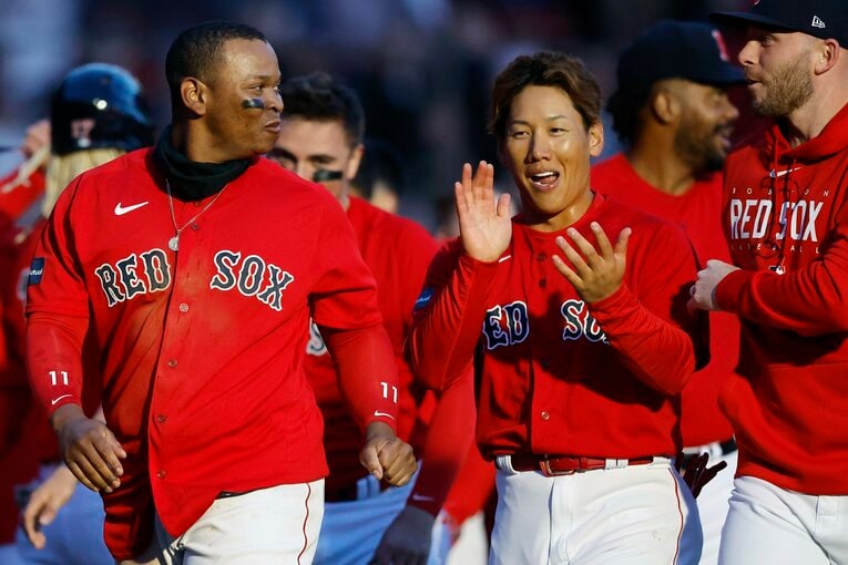 開幕2戦目は無安打ながらも、サヨナラ勝利のきっかけになるエラーを誘発した吉田正尚　©︎AP/AFLO