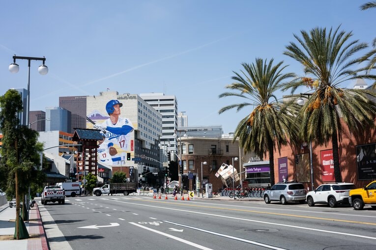 ドジャースタジアムからほど近い日本人街「リトル・トーキョー」に現れた大谷の巨大壁画　©Nanae Suzuki