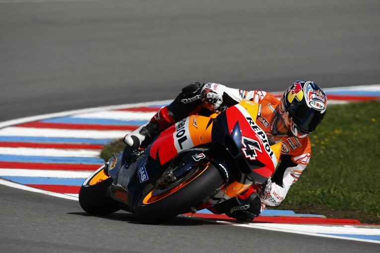 2010年のアンドレア・ドヴィツィオーゾとRC212V　©HRC