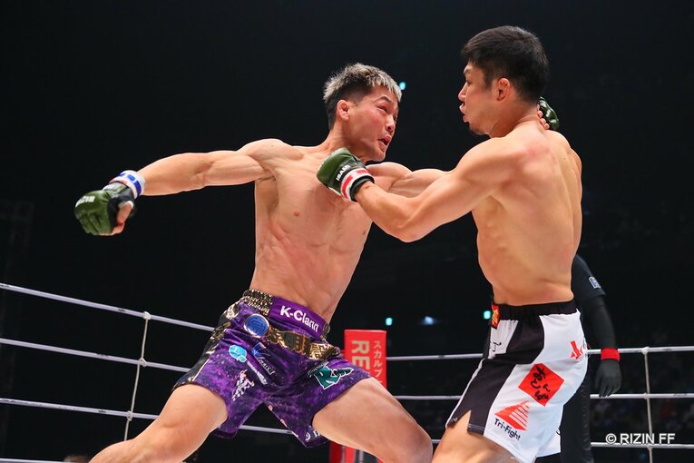 斉藤vs牛久。牛久は斎藤の攻勢をしのぎ、飛びヒザのチャンスを窺っていた　©RIZIN FF