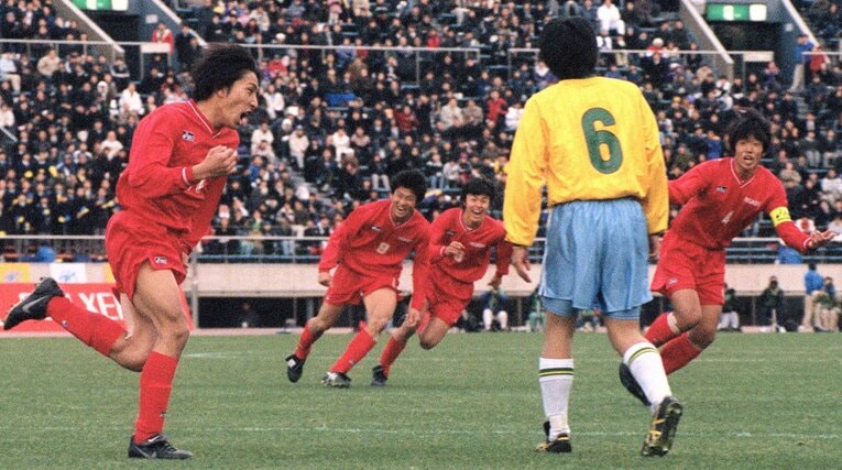 選手権連覇を懸けた決勝、山形恭平（左）のゴールに喜ぶ金古（右端）ら…写真はまだまだ続きます　©Kyodo News