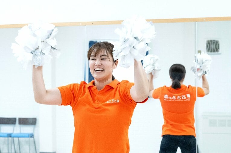 体操だけでなくチアダンスなども指導する　©Takashi Shimizu