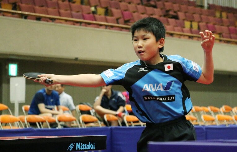 卓球荻村杯、21歳以下の部でプレーする10歳の張本智和　©JIJI PRESS