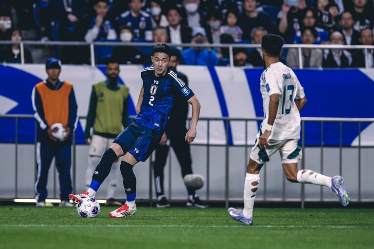 右ウイングバックで起用された菅原由勢　©Kiichi Matsumoto