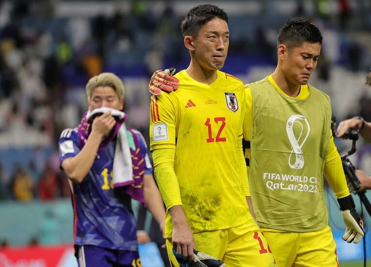 権田をなぐさめる同じGKの先輩・川島　©JIJI PRESS