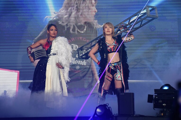 それぞれ凶器の瓦と鉄柱を手に入場するジュリアと桜井まい